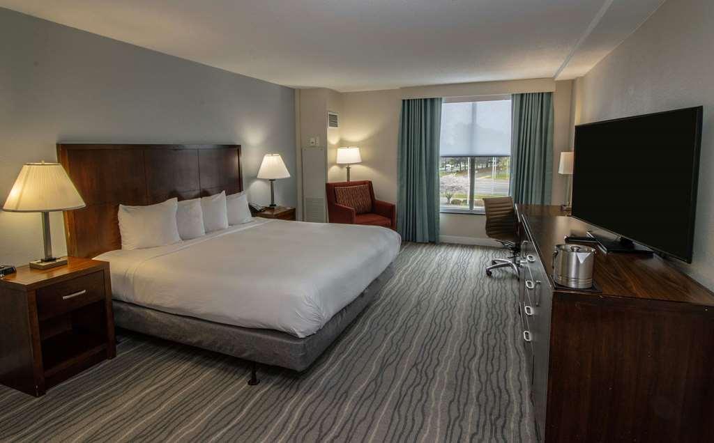 Doubletree By Hilton Norfolk Airport Hotel Room photo